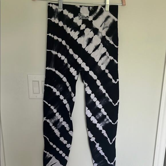 PINK Victoria's Secret Black and White Tie-Dye Leggings Size Large - Picture 4 of 4